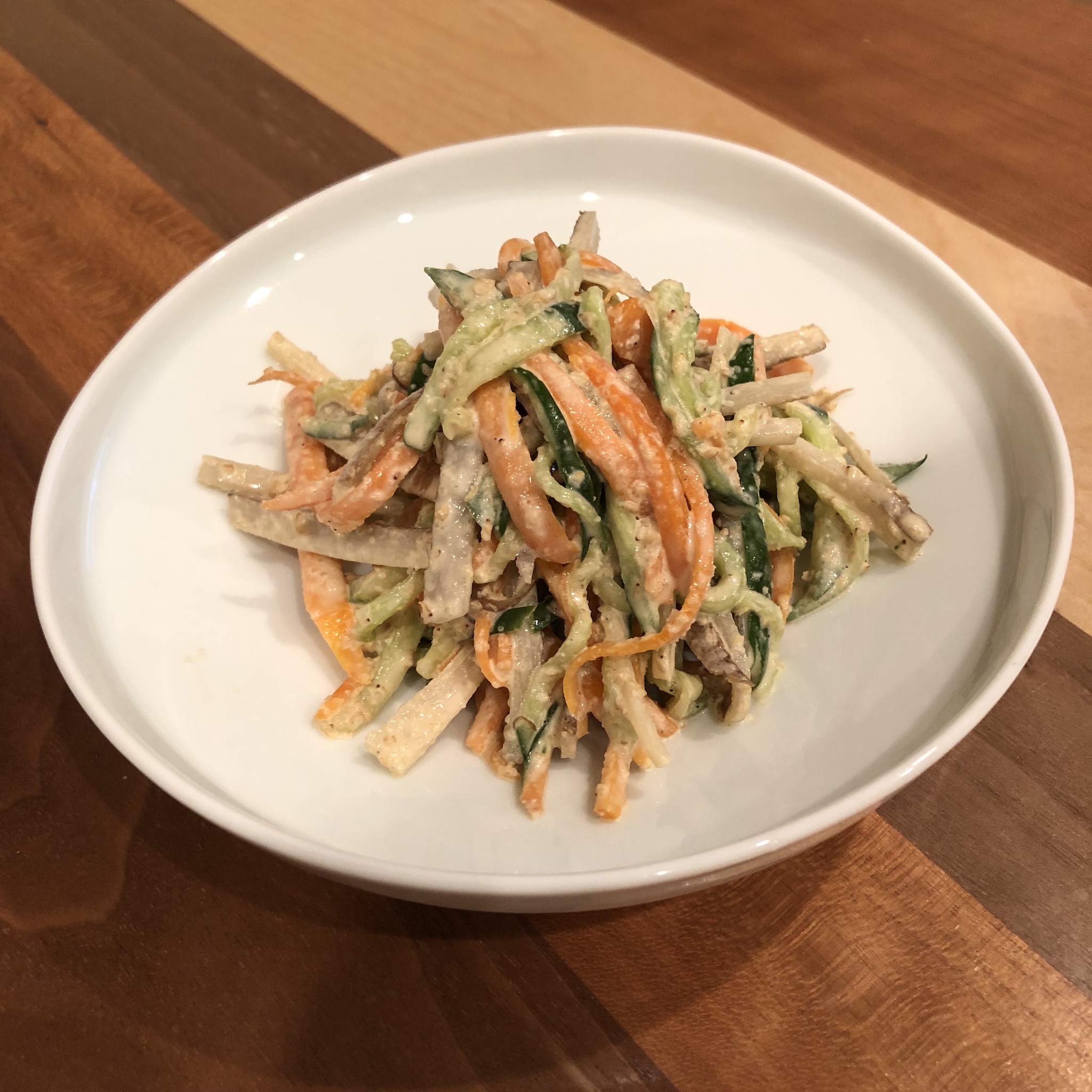 Insalata di gobo con salsa di miso e maionese al sesamo