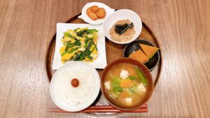 Easy Healthy Japanese Breakfast - Spinach & Eggs Scramble (Recipe)